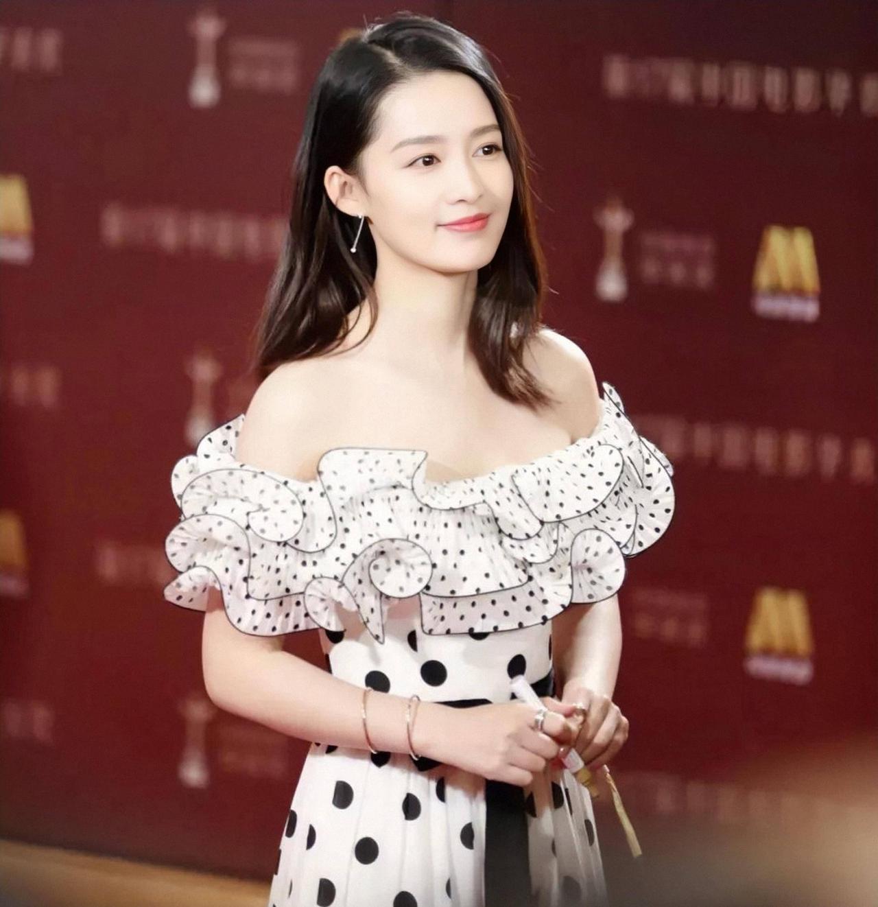 内娱最干净的底色：李沁，低调深耕，只凭作品说话
在内娱流量泛滥、热搜满天飞的时代
