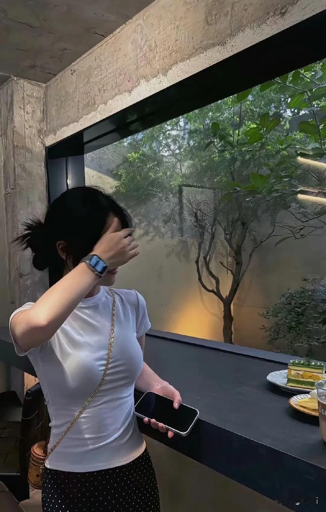 每个人心中都有一座不可逾越的大山？
不，也有可能是两座！香水有毒。