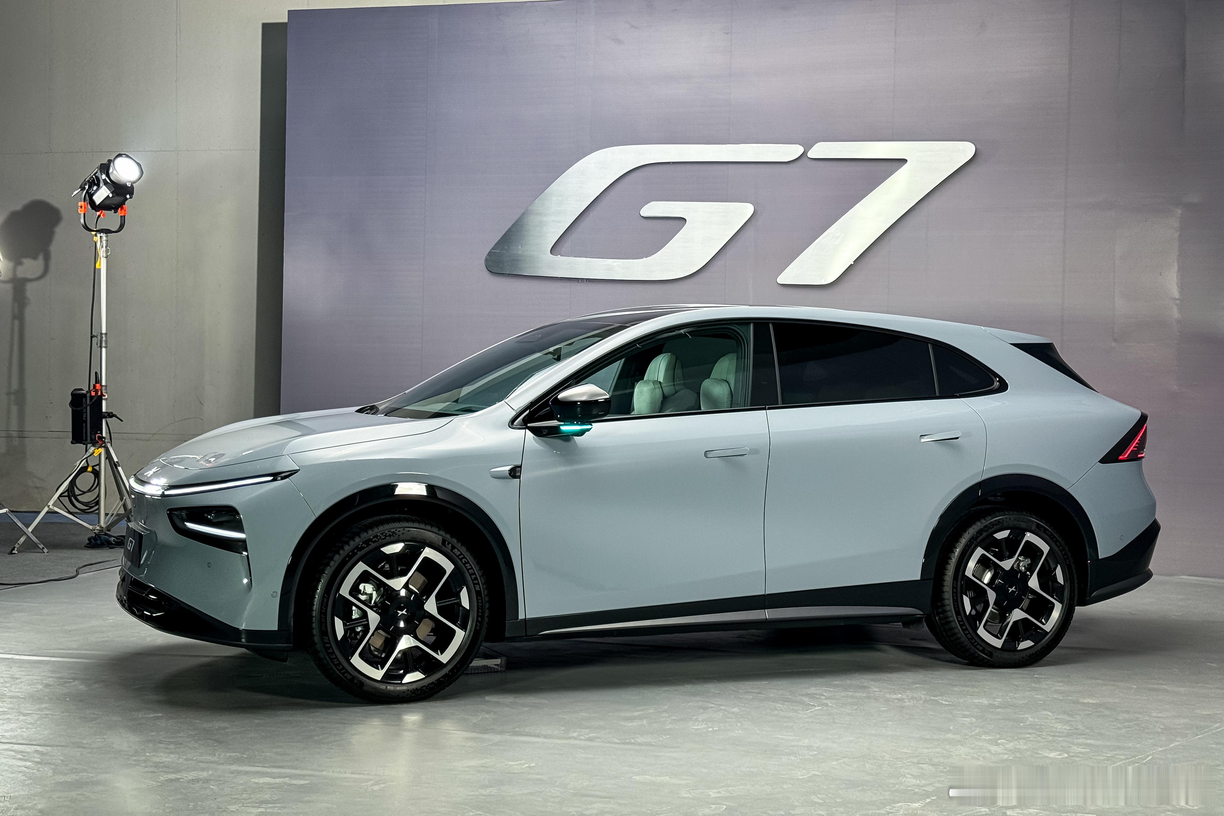 今晚小鹏 G7 正式上市，之前的预售价格是 23.58 万元，看看今晚能不能来个