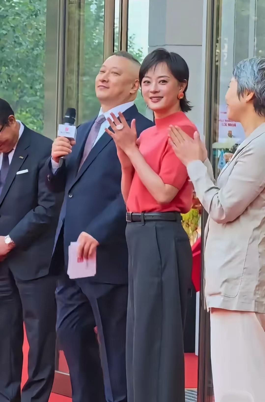 孙俪的衣品真是一言难尽啊！
她总穿不出自己的优势，还系个裤腰带，像个男人！

2