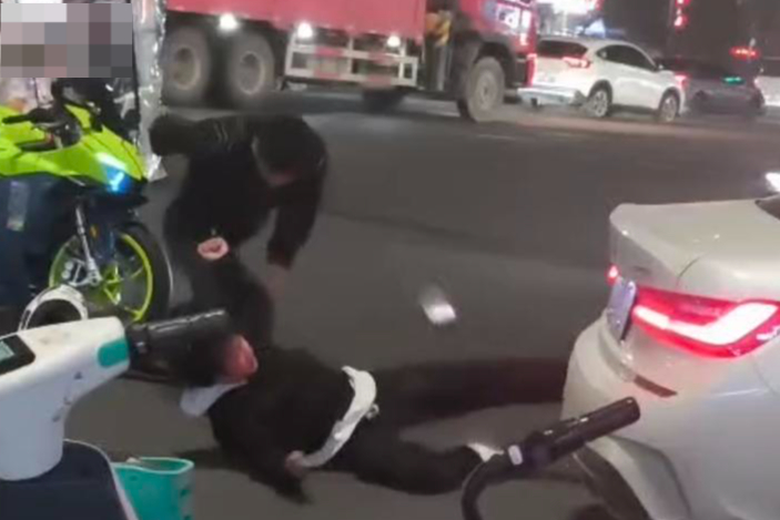 【#男子称险被轿车撞后遭司机殴打# 当地警方已立案调查】#警方介入男子称遭轿车司