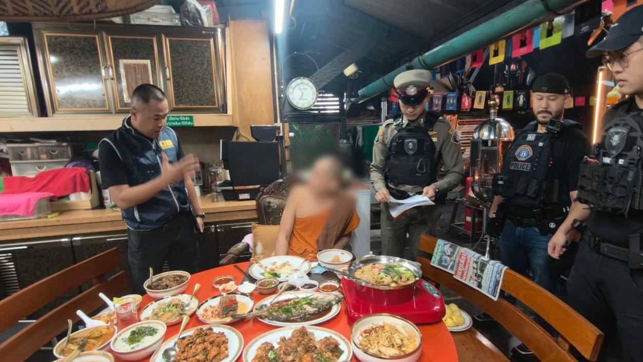 泰国66岁网红僧人阿赞初被捕，落网时正和47岁女助手蓬亚维同桌吃饭，她既是阿赞初