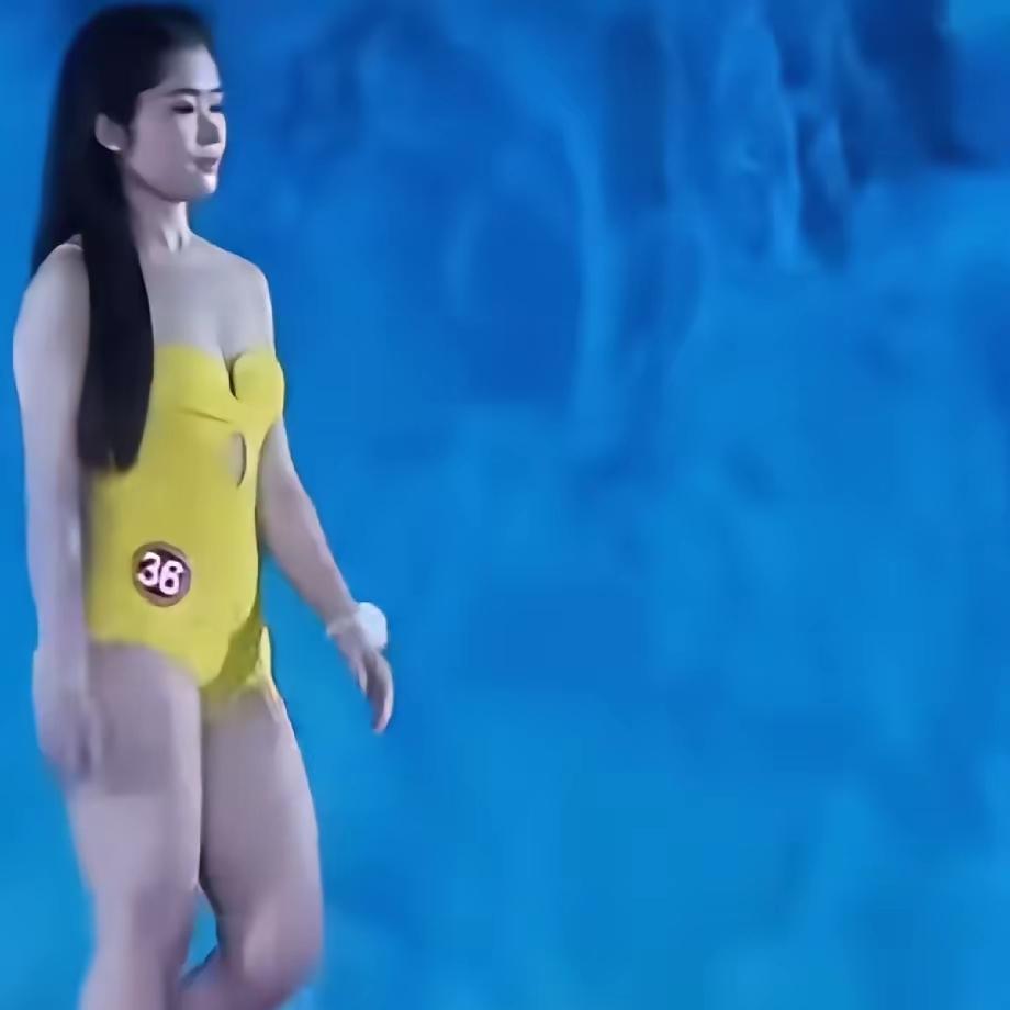 中华小姐辽宁区冠军一出来，网友立马炸开了锅。有人开玩笑喊她“耶律方方”，还有人直