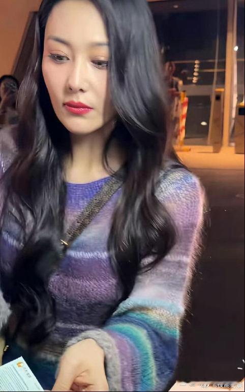 张馨予线下很高很瘦很美，化着淡妆，一点没有明星的架子 
