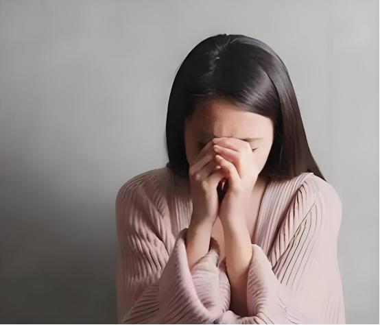 北京，男房东长时间多次联系女房客未果，找人开锁进入女房客房间查看情况，事后，女房