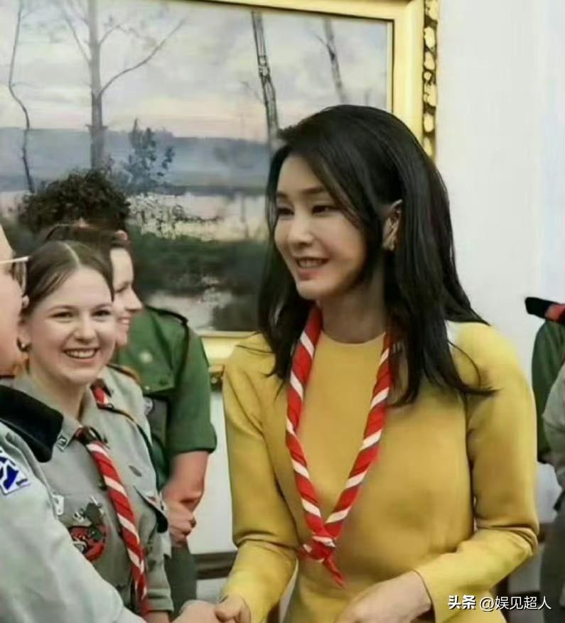 韩国第一夫人，18岁的脸，60岁的手，手暴露了一切 ​​​。脸上保养得跟18岁小