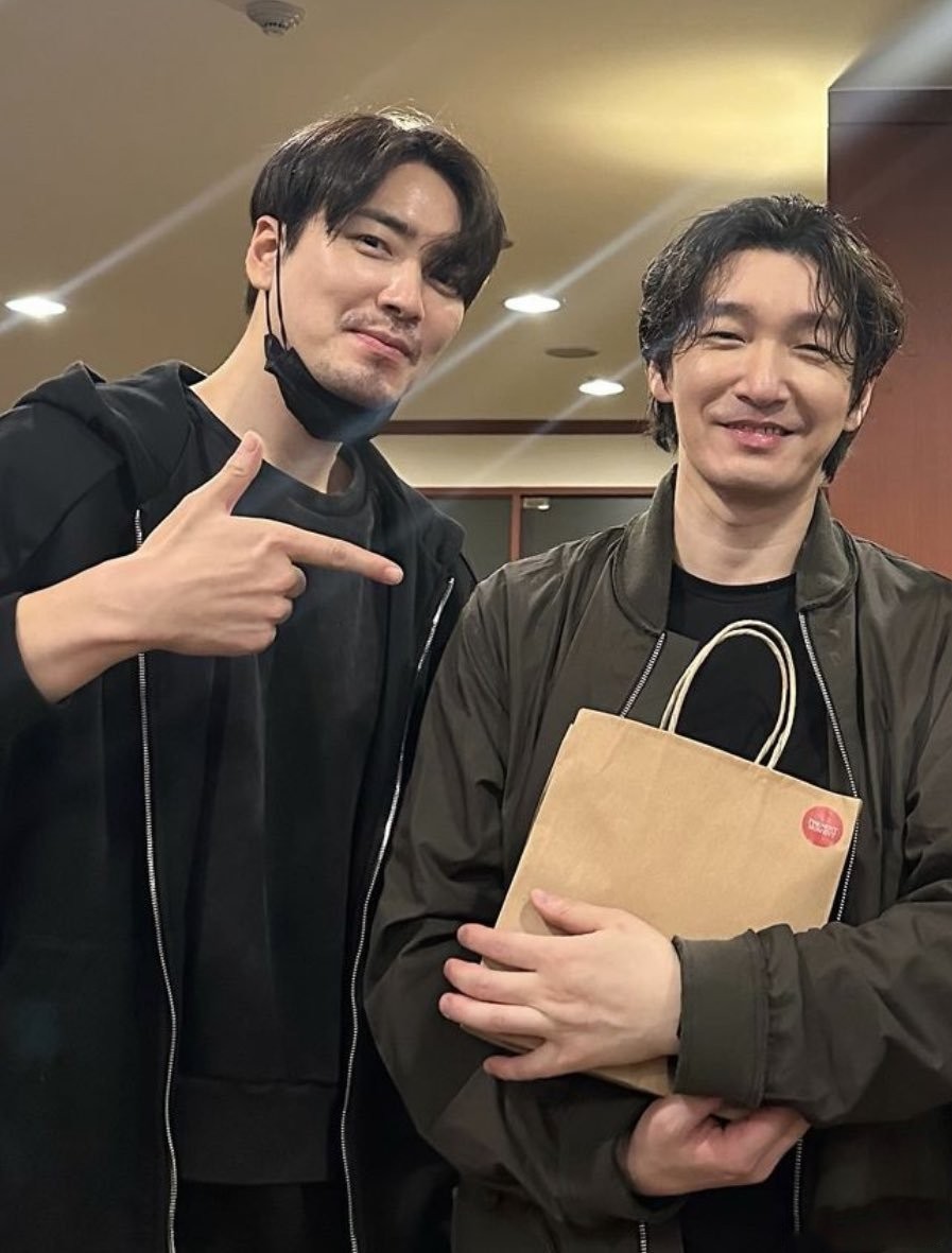 #曹承佑李浚赫新合影# 老天爷，这真的！谁没看过《秘密森林》？ ​​​