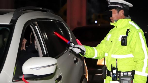 甘肃，一男子被查酒驾，第一次吹气，仪器显示未酒驾，岂料男子刚要走，又被查第二次，