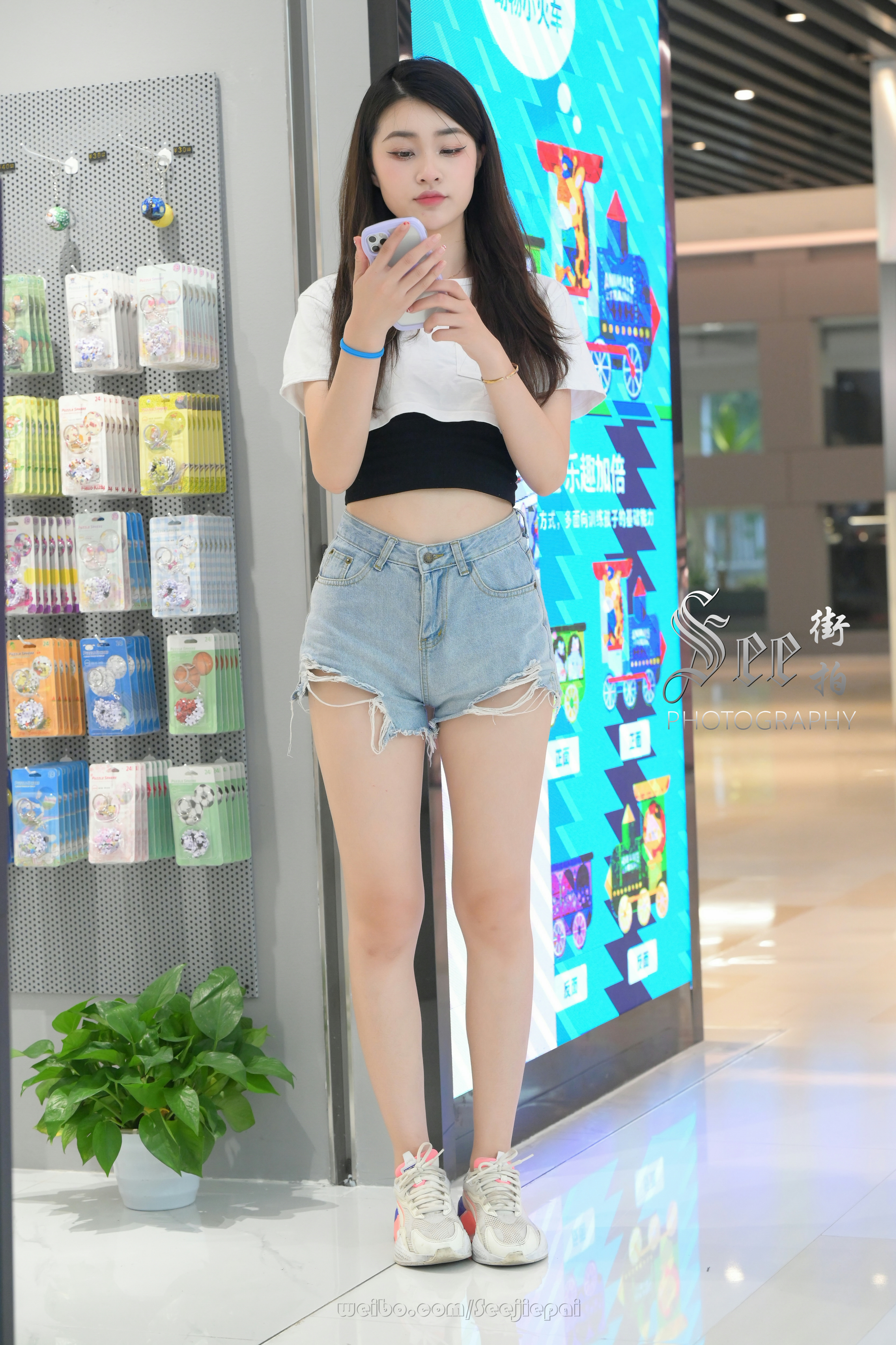 牛仔短裤小白鞋，青春靓丽~~ ​​​