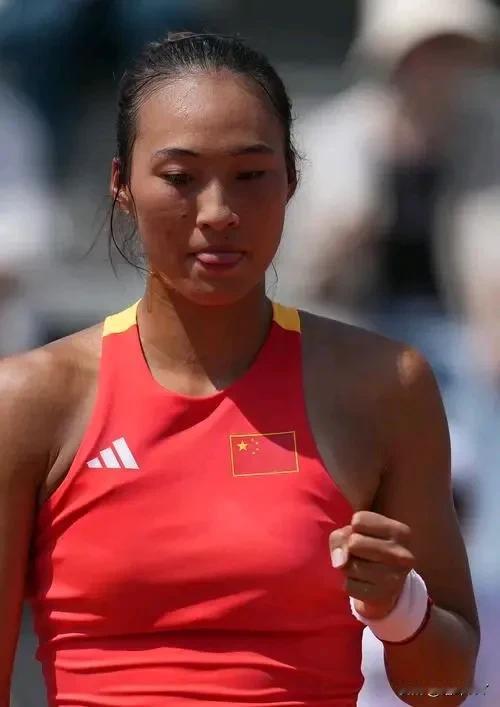 郑钦文赢了，闯进奥运网球决赛，书写了中国网球历史。
奥运网球女单半决赛，郑钦文面