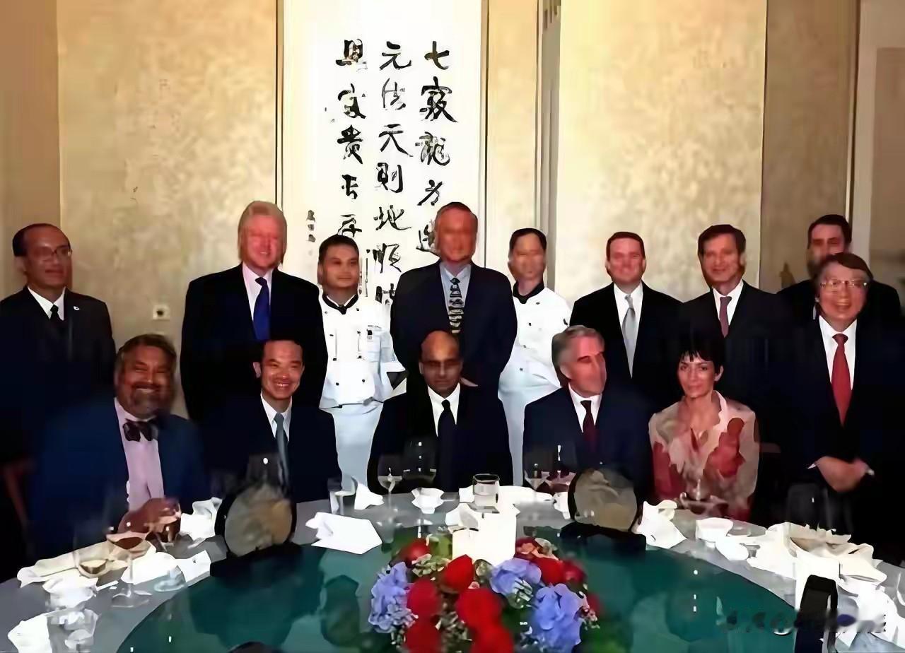 爱泼斯坦在新加坡子张罗的这个局，参加的人都不是一般人，像克林顿这样当过总统的人，