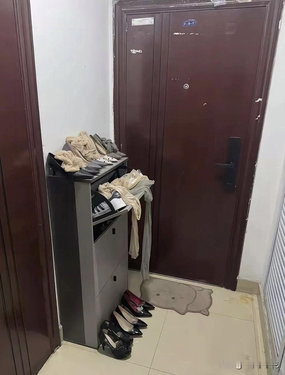 女邻居就是爱乱扔鞋子和丝袜
每次晚归摸钥匙的那十秒，是我一天里最紧张的时刻。倒不