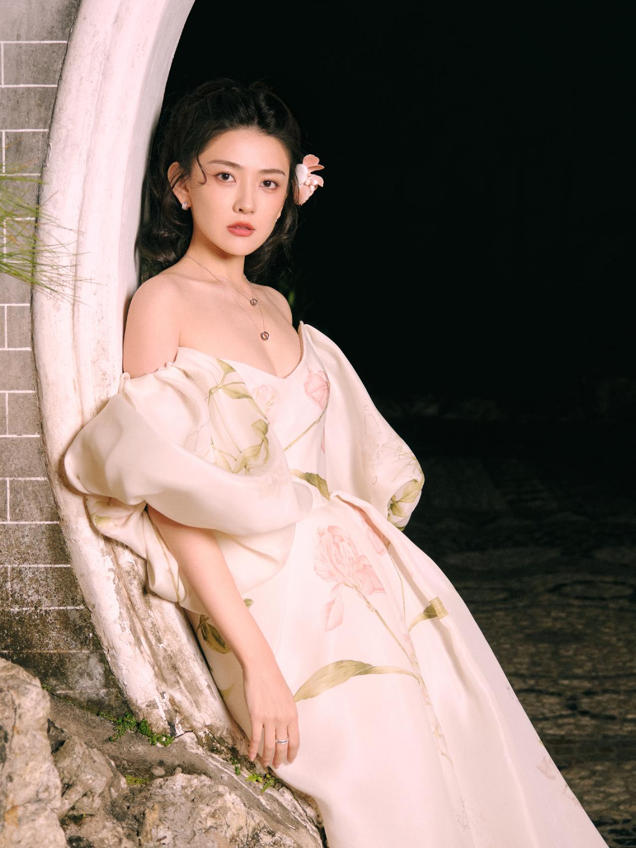 优雅的夜晚，花影婆娑，静谧如梦。梁洁！