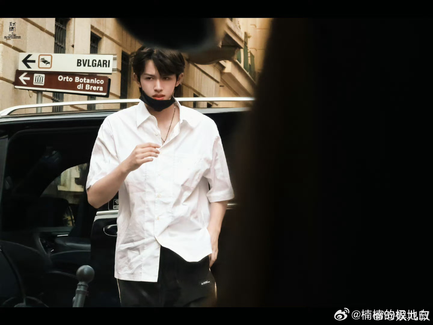 张极是什么港风画报圣体 张极米兰街拍太绝了！简单衬衫搭配牛仔裤，却把港风的慵懒和