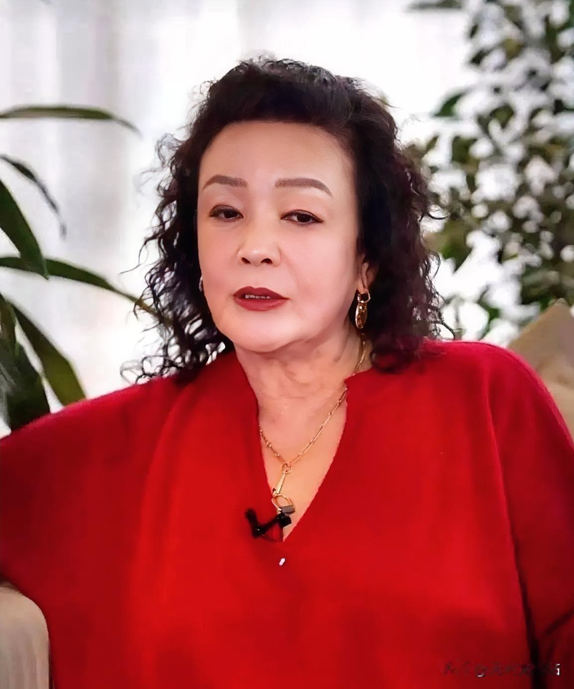童言一句戳心，张兰直播被孙女随口一句话弄得心绪难平
 
张兰平日里直播带货气场十
