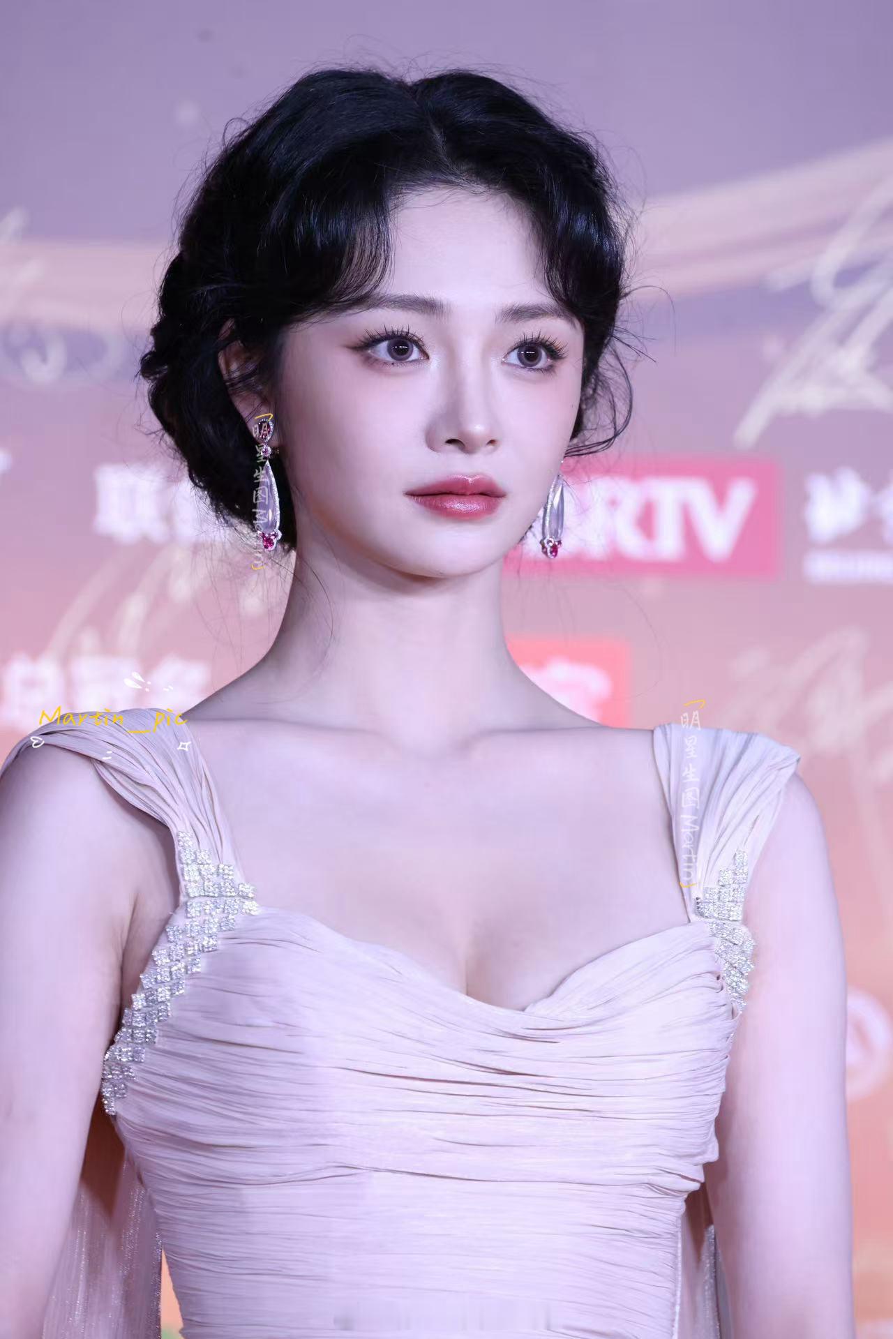 周洁琼[超话]  周洁琼微博之夜红毯生图由内而外散发的典雅，周洁琼美得轻而易举[