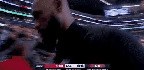 詹姆斯直接退场！输球又输人，杜兰特和每个湖人球员拥抱致意圣诞大战落下帷幕，湖人主