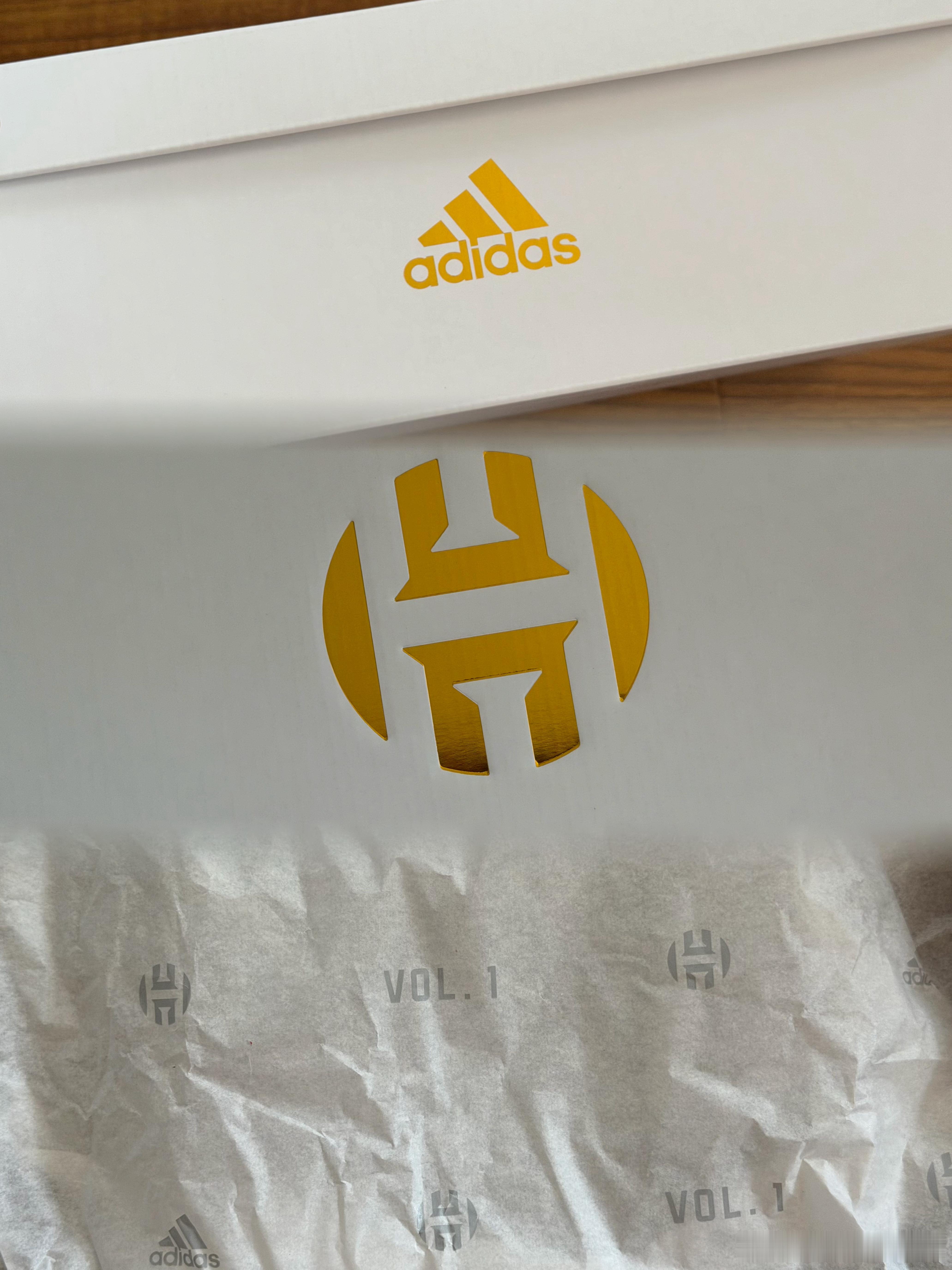 最近收了两双情怀鞋，都是当年拥有却不曾珍惜的，当年只道是寻常啊！十多年过去回头看