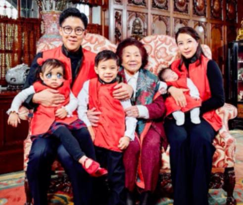 2013年，郭晶晶诞下长子霍中曦，90岁太奶奶吕燕妮在孙子霍启山搀扶下亲赴医院探