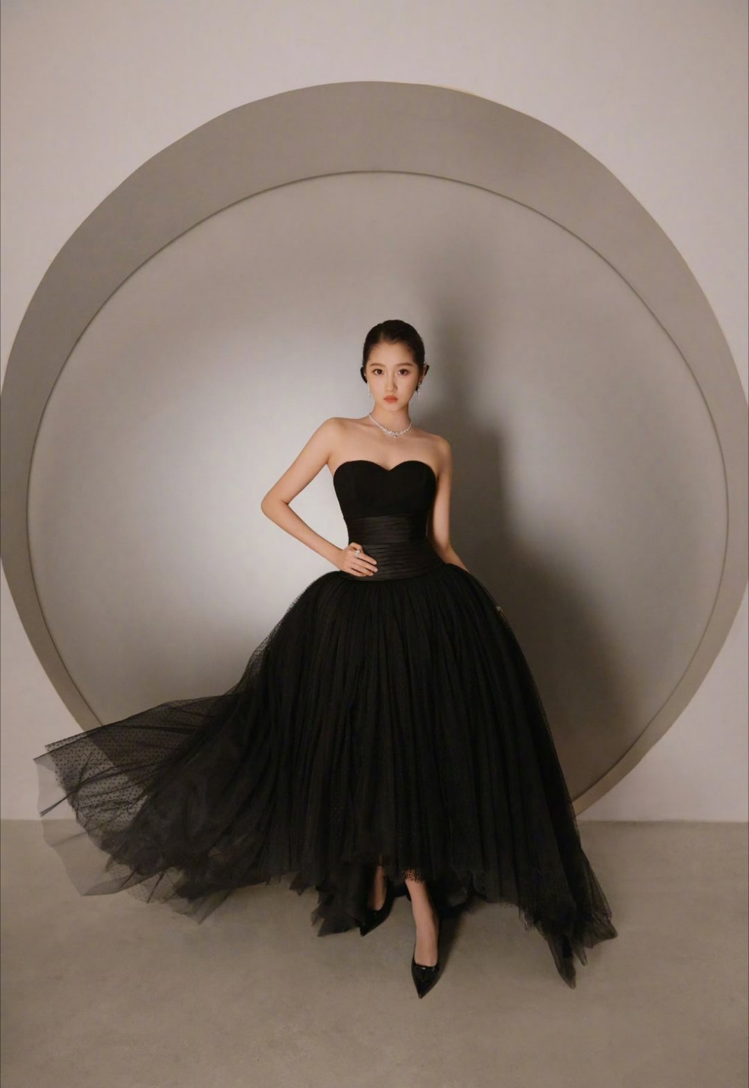 关晓彤全英文采访，彤宝就是这么优秀，又优雅又大气，谁能不爱呢