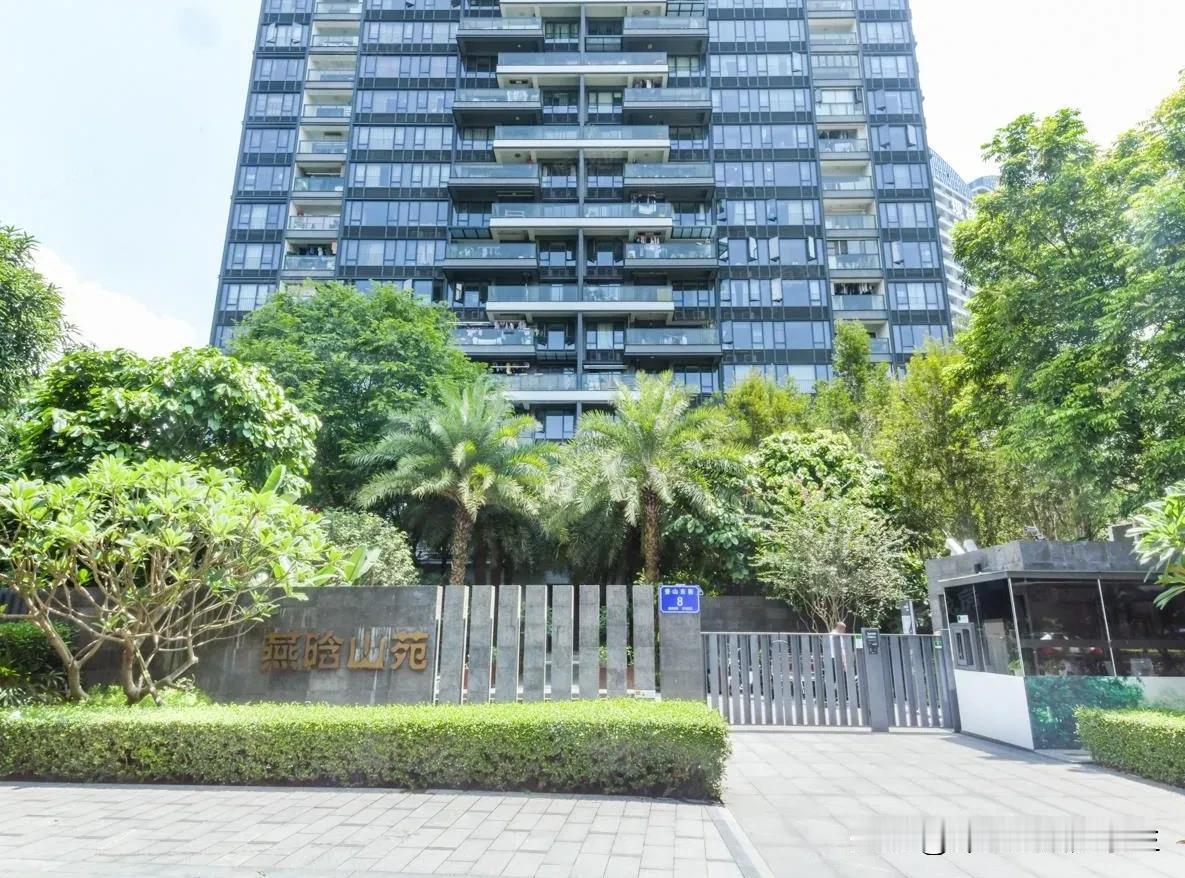 华侨城次新楼7折拍卖……

燕晗山苑，位于华侨城片区，2015年建成次新楼，小区