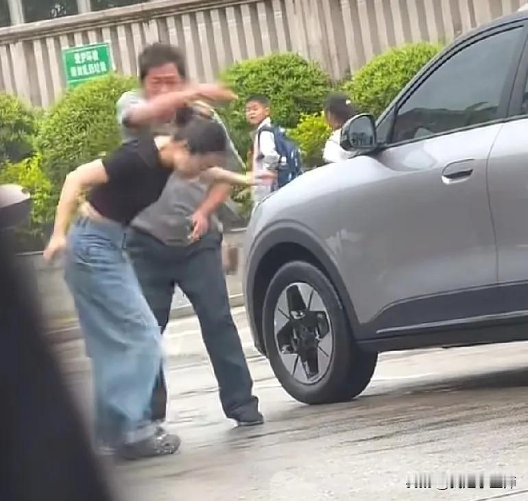 福建女司机脚踹保安，
明明是保安太恶心，
很多人还站他是不是有问题？

我把视频