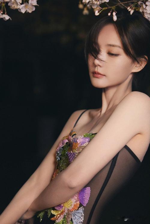 李一桐黑色吊带裙超美超性感，迷人至极。