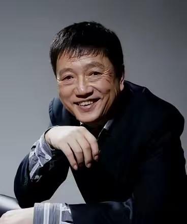 演员秦焰去世了。
他不是死于意外，
也不是死于高龄，是因病离世。

刚看到新闻，
