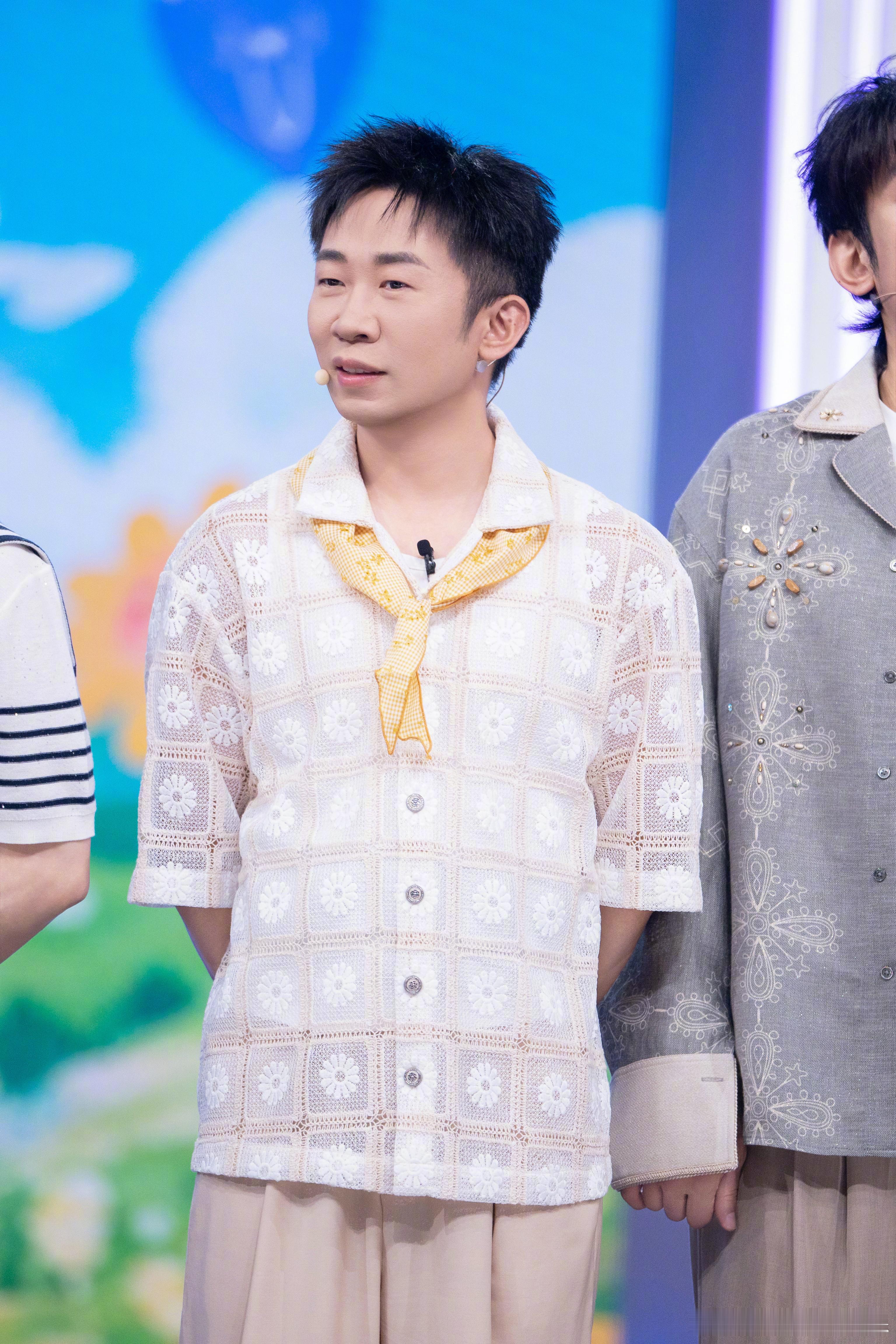 杨迪扭胯主打自信放光芒 杨迪跳得太有梗了，扭胯那一下又搞笑又自信，舞台节奏把控得