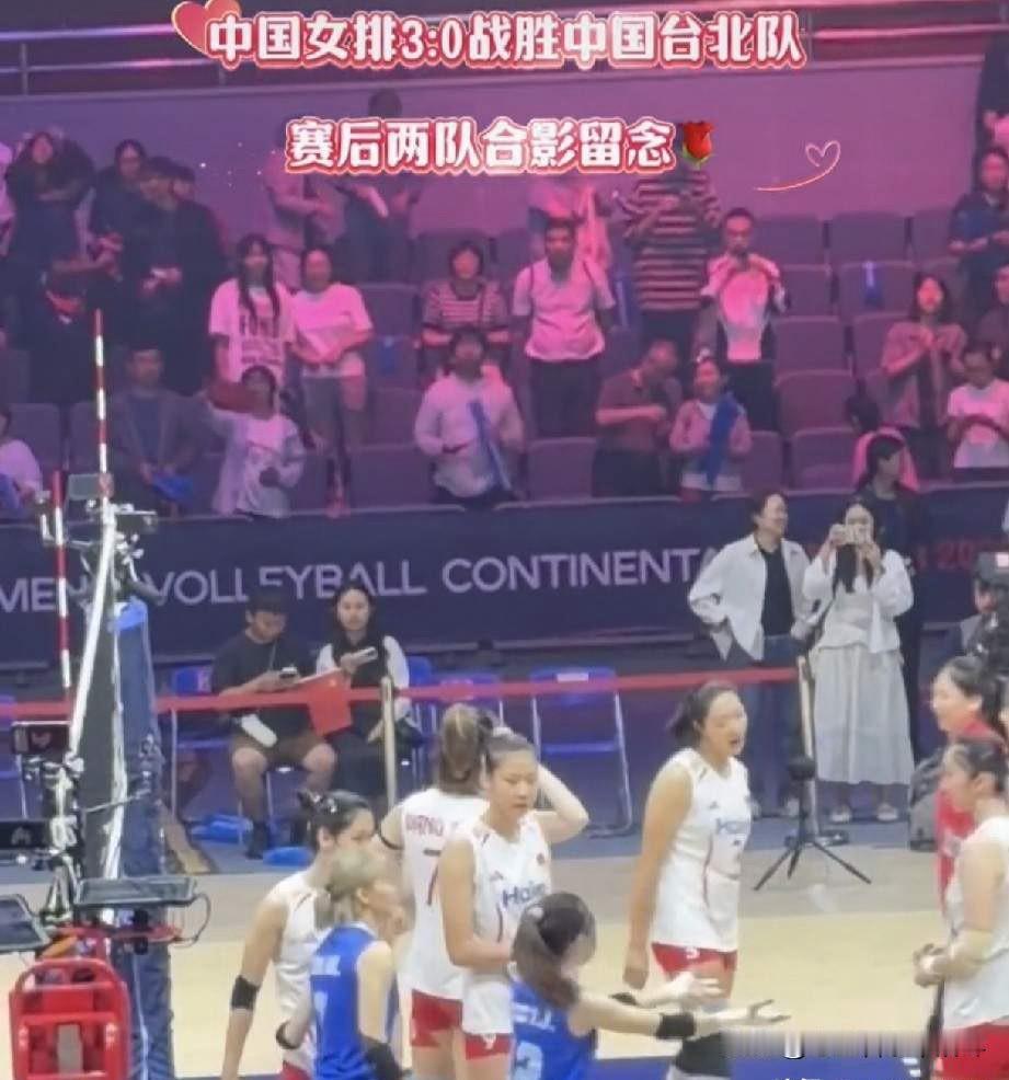 被这一幕感动哭了！亚锦赛中国女排3:0战胜中国台北女排，比赛结束后两队合影留念，