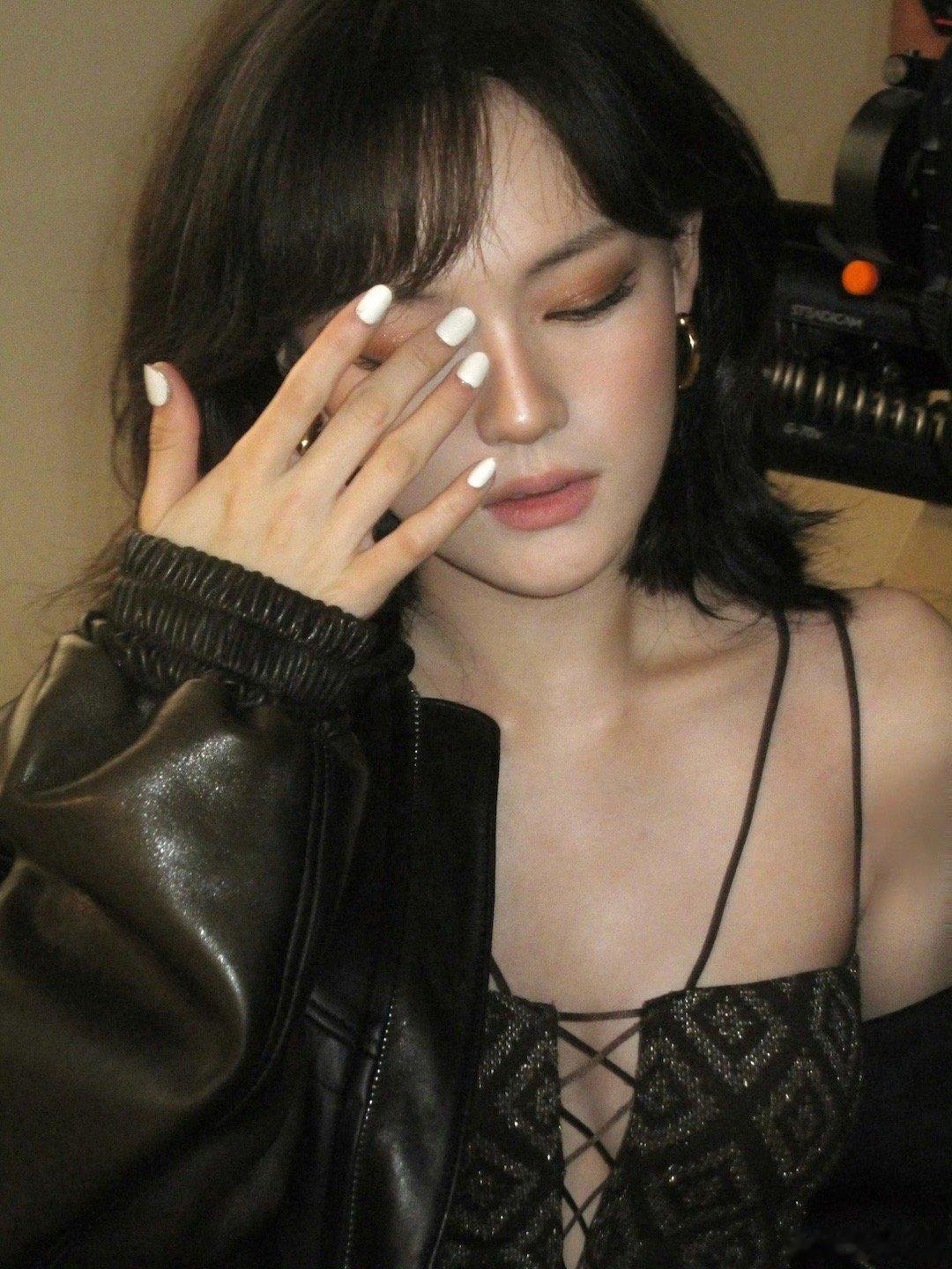 文淇线条感好绝文淇 酷是一种感觉 又酷又飒，时尚感拉满！ 