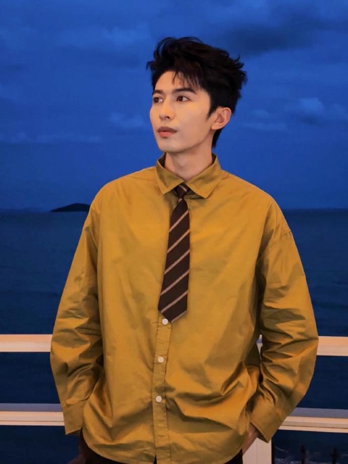 #赵小童海边帅照##赵小童露额头了#赵小童的海边帅照引人入胜，露额头造型十分帅气