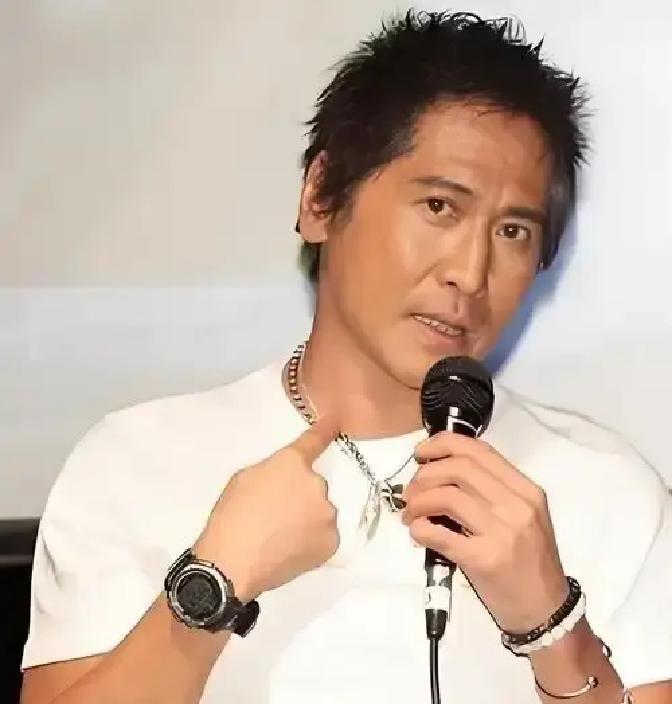 音乐人三宝在2003年曾连续三次在剪辑室里堵住导演李大为，只为拒绝制片方已经谈妥