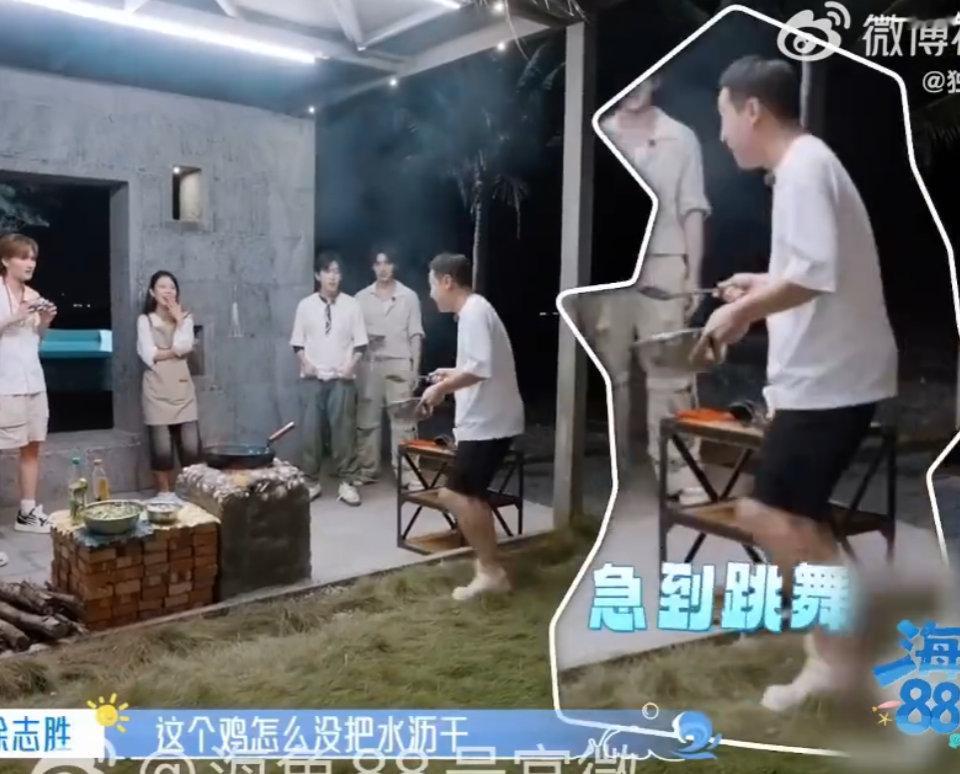 徐志胜炒鸡像演了段小品徐志胜炒鸡炒出喜剧效果了，铲子玩失踪，鸡肉水汪汪，他急得跟