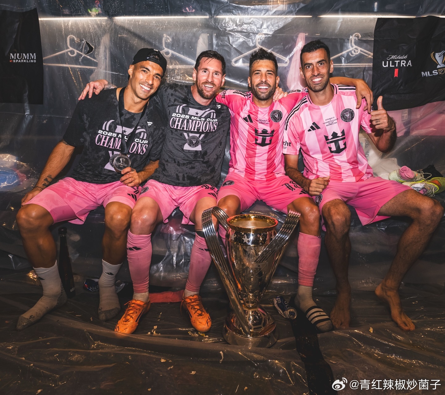 祝贺U40五人！布斯克茨和阿尔巴的谢幕战，收获冠军，圆满了。也祝贺德保罗。 