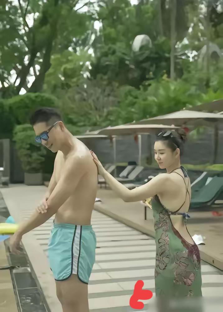 40岁李小萌普吉岛生图刷屏，120斤的真实状态，反而活成了女生最羡慕的样子。
