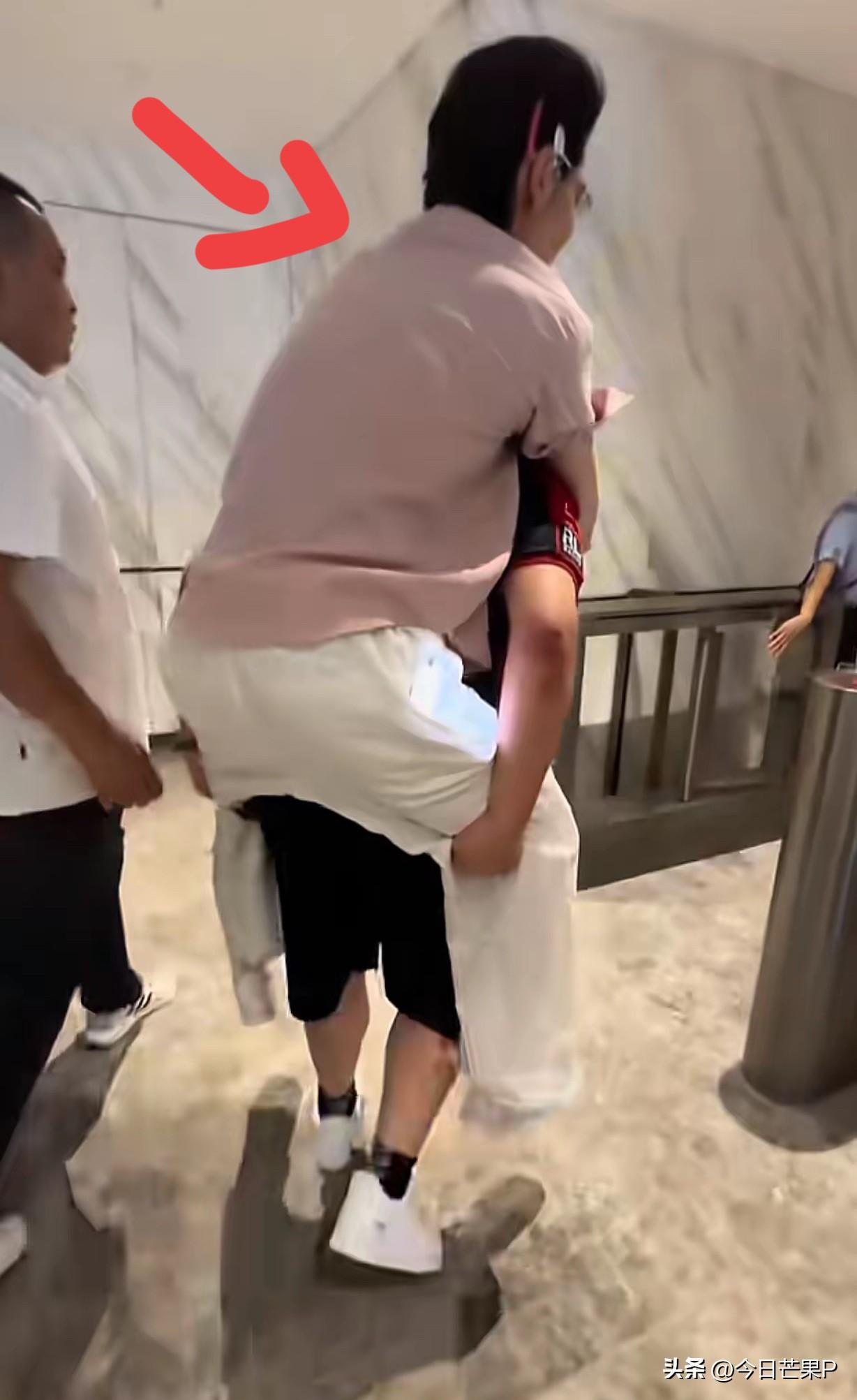 向佐真的很爱他的弟弟，他今天第二次带着弟弟一起直播，还没开始向佐就已经非常兴奋了