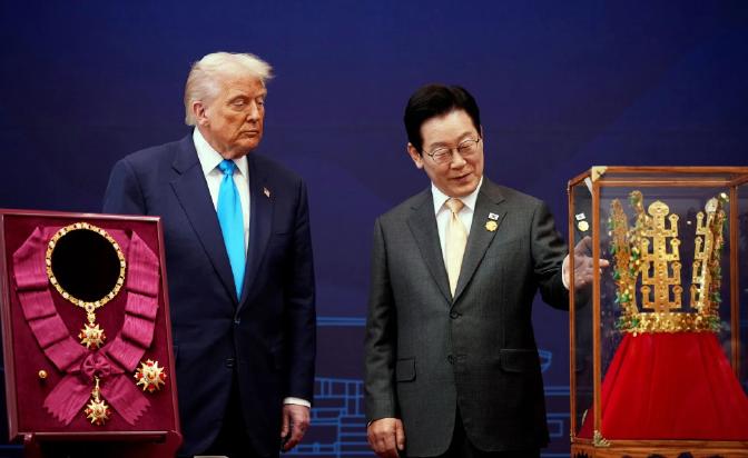 还是李在明送礼大气一些，他赠送给特朗普一顶新罗金色王冠模型，比高市早苗赠送的遗物