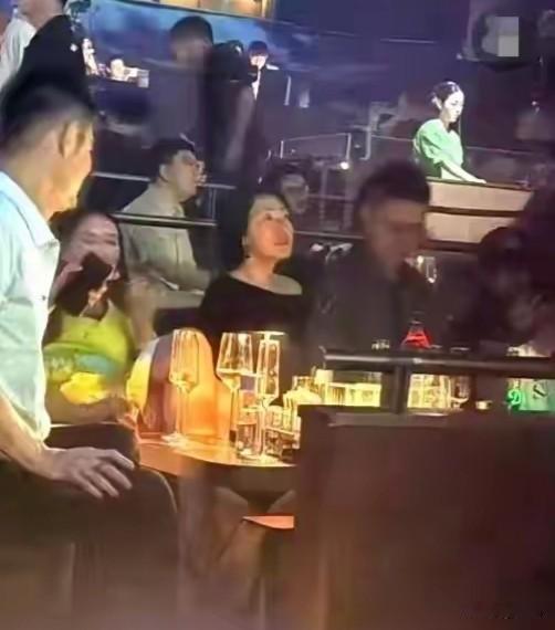 小S上海酒吧喝酒跟唱


小S现身上海酒吧, 拿着酒杯跟唱放松心情，喝酒跟唱舞动