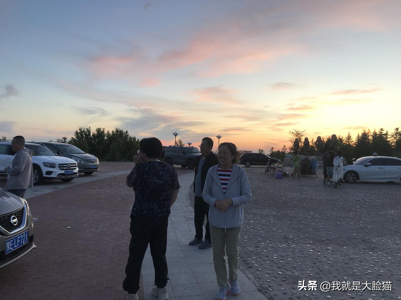 吃过晚饭，傍晚的天空从窗户透进来，太美了！被这惬意的天空吸引了，情不自禁的下楼去