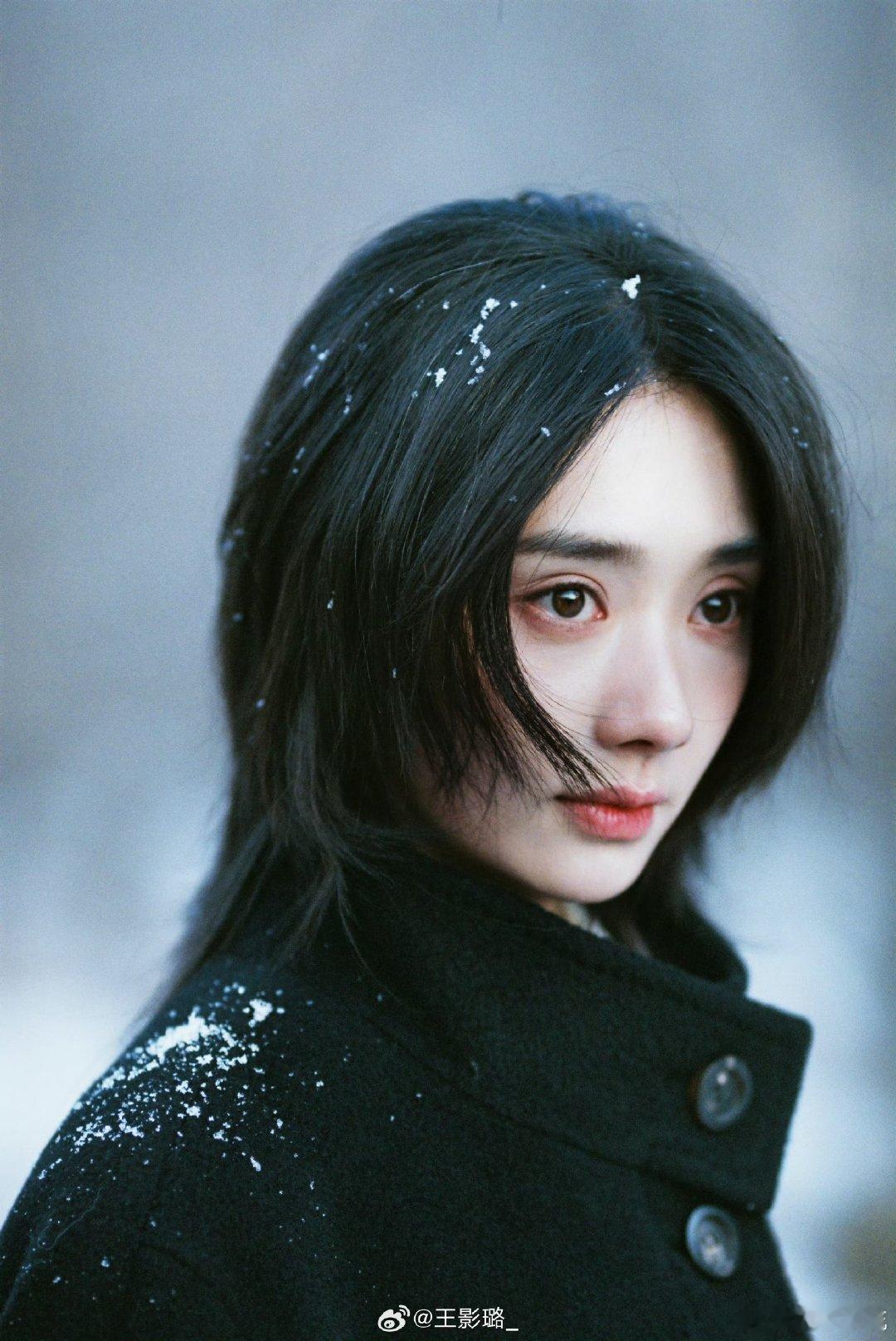 王影璐冬日电影感 雪地不是背景，是她氛围的一部分。王影璐和冬天好像天然适配，冷冷