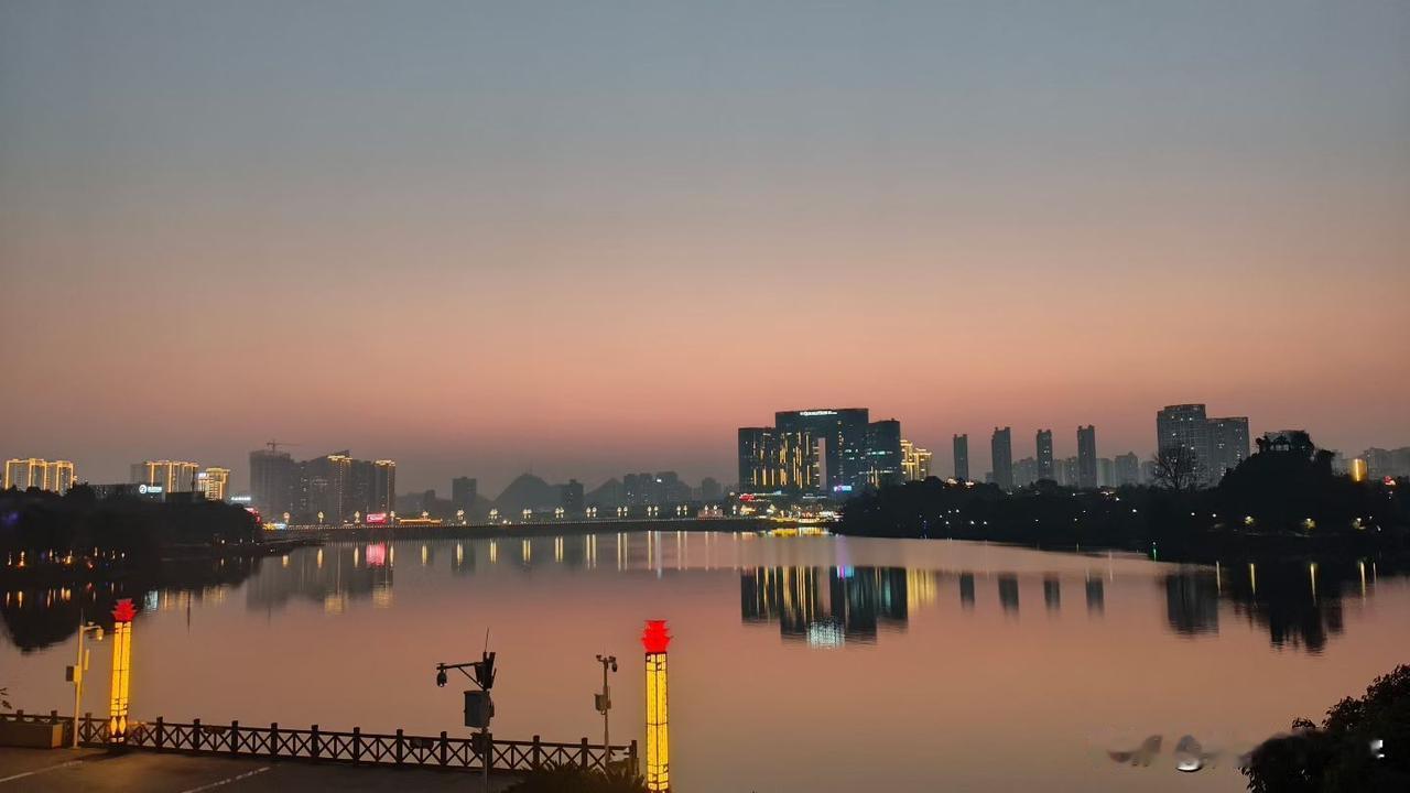 体制内中年人的幸福，藏在“被放过”里。
见过太多四十岁上下的朋友，还在纠结“要不