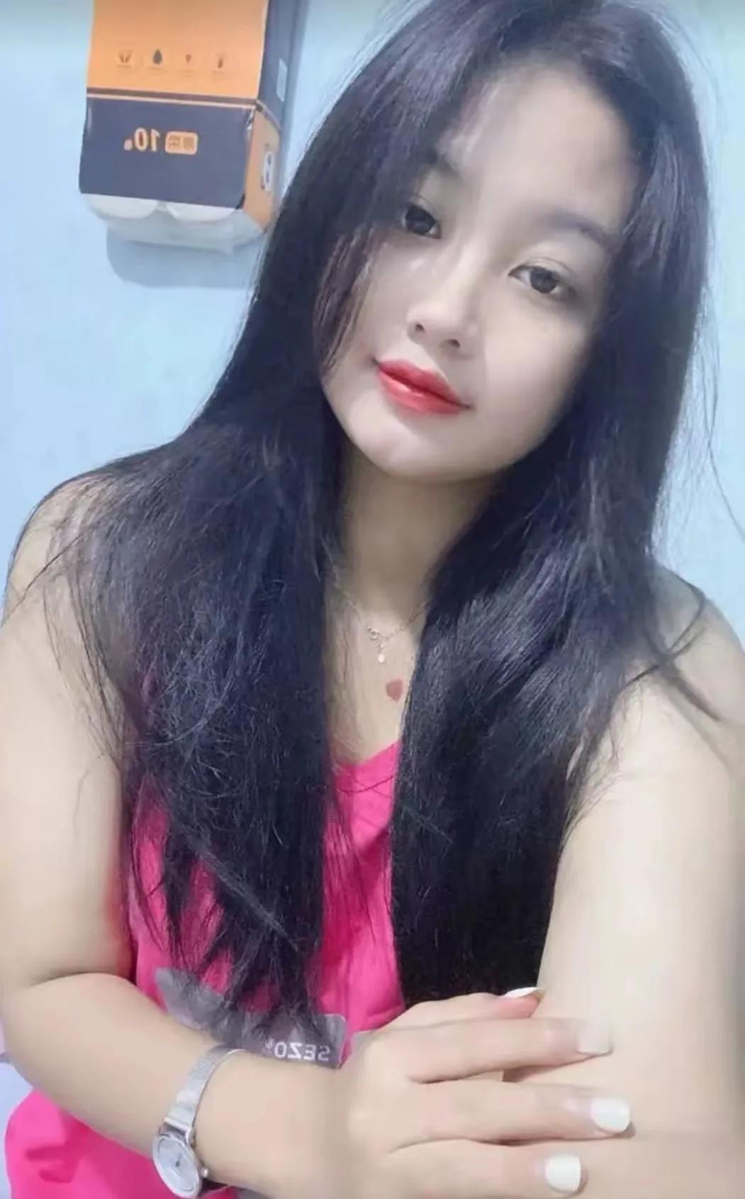 离婚六年了，现在一个人在外面打工，每当下班回到宿舍，看着空荡荡的房间，我感到无比