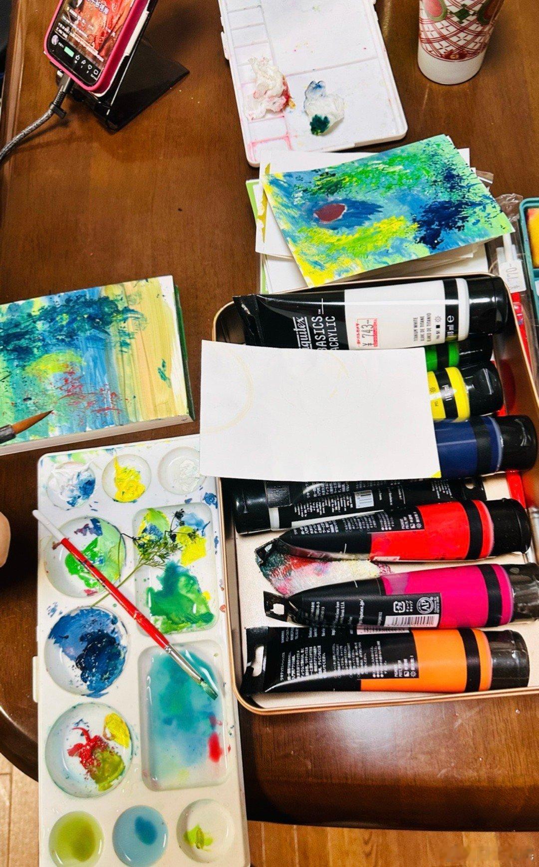 这架式，俺家也要出画家的节奏～～而且是自学成才的现代抽象艺术👩🎨加油👏～～