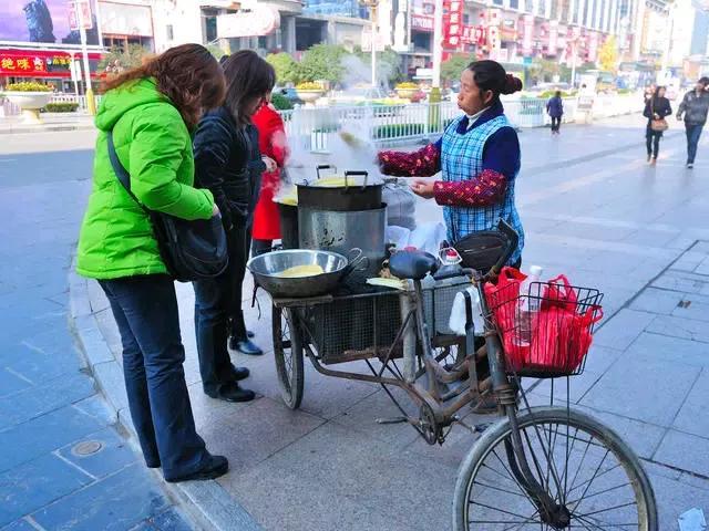 我为什么一直对小贩心存敬意？
他们没有工作，但是不向国家要救济，也不违法乱纪，靠