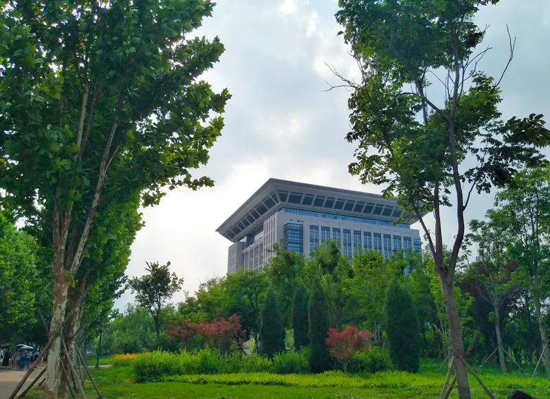 政法大学录取线真高，他考了650，没去上理想大学
去了另一所法学院
都说法学专业