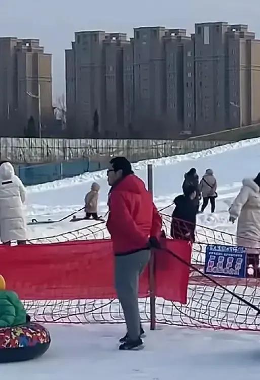 东营垦利建了滑雪场，你去过吗？



垦利还真是有魄力呢，竟然建起了滑雪场，周六