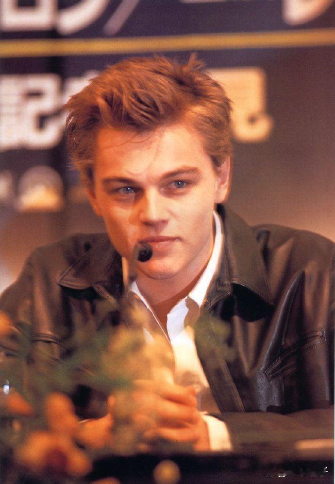 1997年，《泰坦尼克号》在日本首映，莱昂纳多·迪卡普里奥出席发布会，主打一个帅