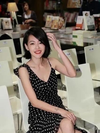 其实小s 每一步都走的很稳，戴牙套变美， 学国标舞变自信，调整仪态，结婚生娃都是