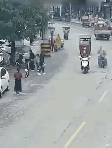 国服小孩哥中路单挑反杀三轮车